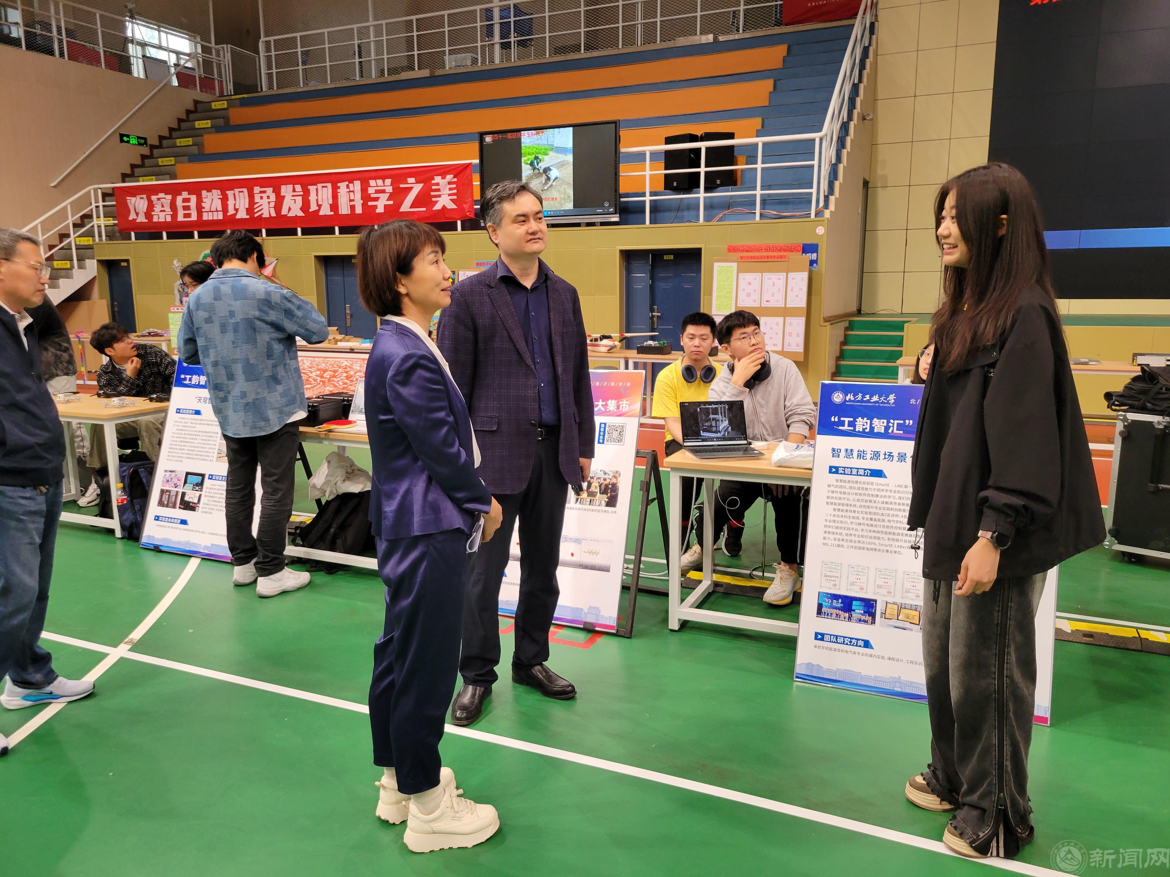 延庆区委教育工委书记张树清参观展览并勉励永利官网科创团队学生.jpg